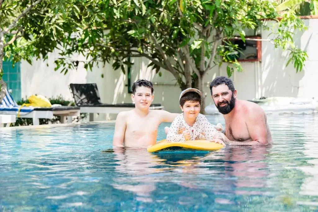 Familia en la piscina